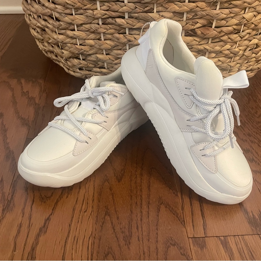 UGG- WHITE LA CLOUD LACE FASHION PLATFORM SNEAKERS, WOMEN Size 9.5